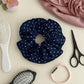 Chouchou scrunchie - Points blanc / Bleu foncé